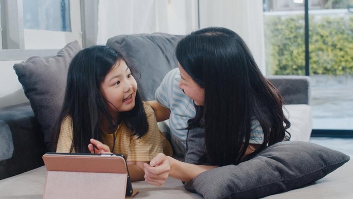 Dorong anak bercerita tentang perasaannya. Tunjukkan kepedulian dan sikap berempati dengan mendengarkan cerita anak sepenuh hati. Saat ia bercerita tentang orang lain, dengarkan dulu pendapatnya sebelum memberi respon./ Foto: Freepik.com/Tirachardz