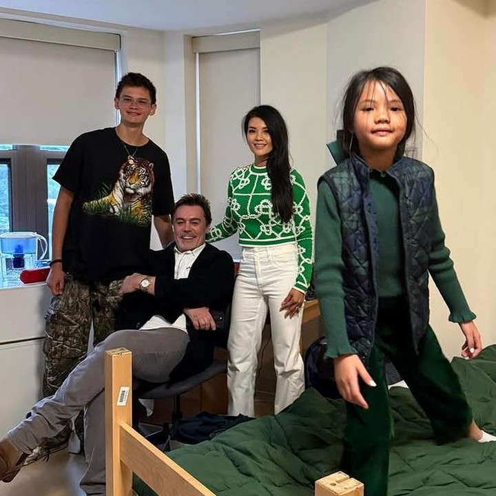 <p>Belum lama ini, Farah membagikan momen saat mengantar Armand ke kampusnya. Bersama dengan sang suami, Carson Quinn, dan putri bungsunya, Amaira, Farah menemani Armand untuk menjelajahi kampus bergengsi di Boston. (Foto: Instagram @farahquinnofficial)</p>