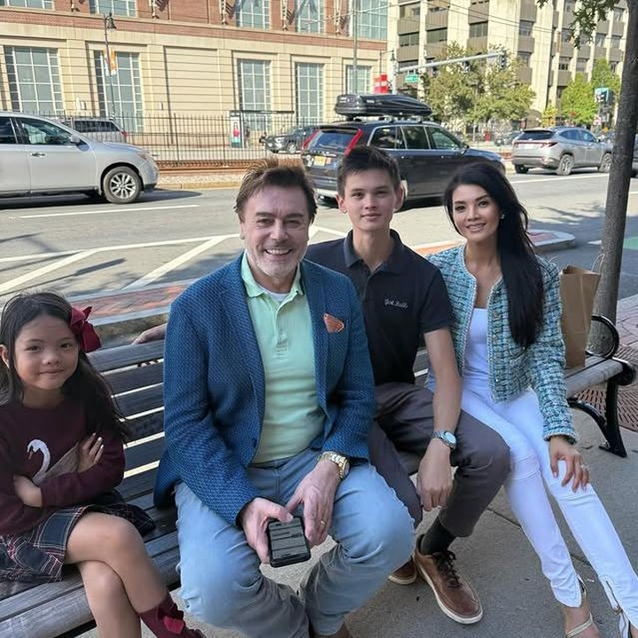 <p>Anak pertama Farah Quinn, Armand Fauzan Quinn, baru saja menuntaskan masa SMA-nya, Bunda. Kini, Armand siap menjajaki babak barunya sebagai mahasiswa di Boston University, Amerika Serikat. (Foto: Instagram @farahquinnofficial)</p>