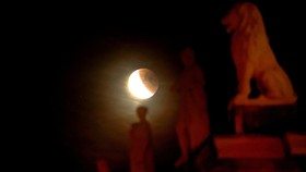 A full moon is seen during a "Blood Moon" total lunar eclipse over the Residenz (residence) in Munich, Germany, September 7, 2025.  REUTERS/Kai Pfaffenbach