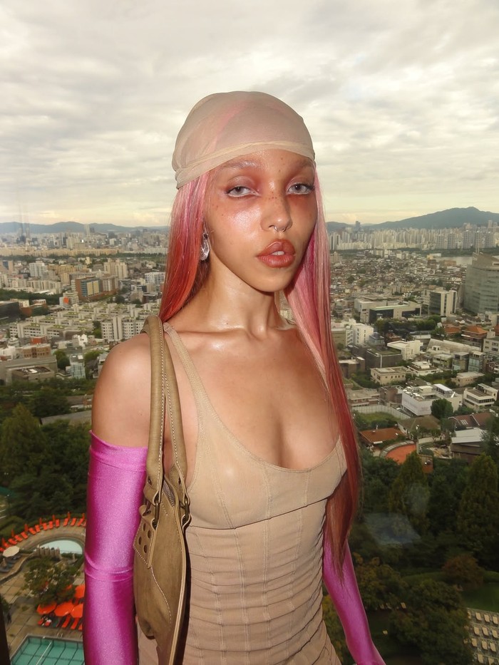 FKA Twigs hadir teatrikal di MTV 2025 dengan kepangan futuristik dan makeup avant-garde. Look eksperimental ini menjadikannya ikon artistik red carpet./Foto: Instagram/fkatwigs