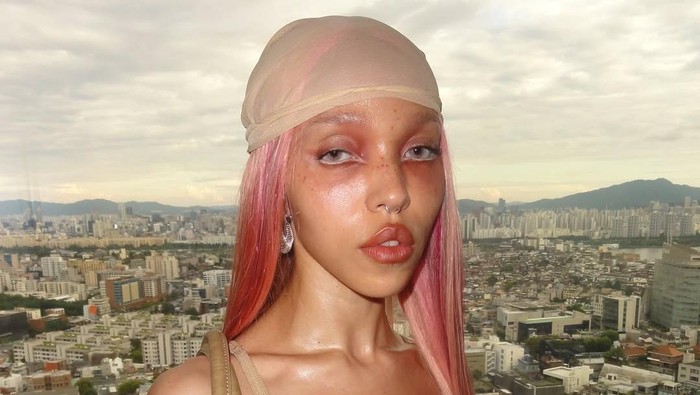 FKA Twigs hadir teatrikal di MTV 2025 dengan kepangan futuristik dan makeup avant-garde. Look eksperimental ini menjadikannya ikon artistik red carpet./Foto: Instagram/fkatwigs