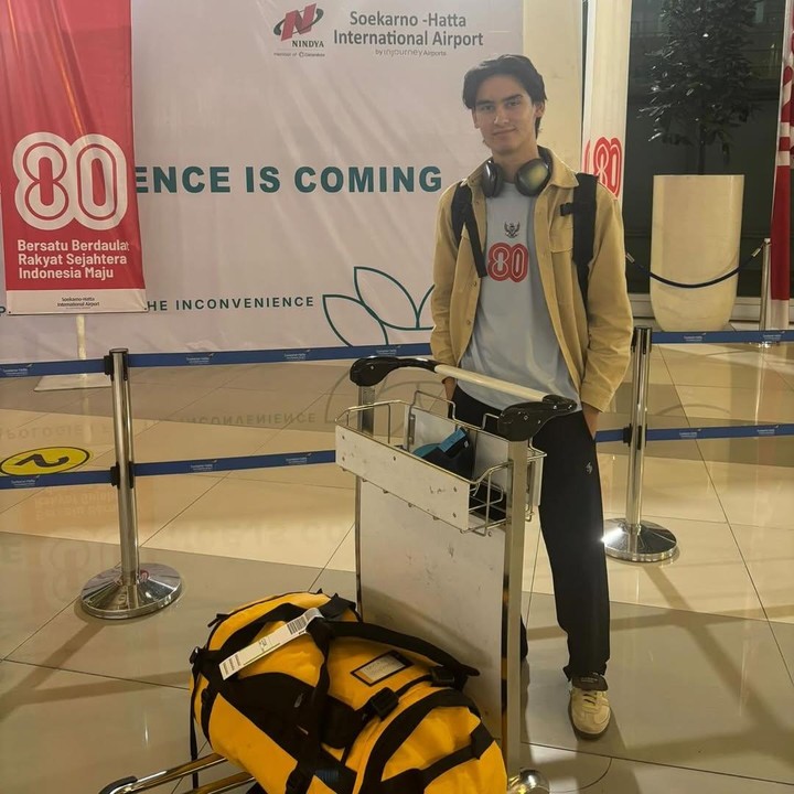 <p>Melalui unggahan di Instagram, Kartika Sari Dewi membagikan potret sang putra yang baru mendarat di Bandara Soekarno-Hatta di Tangerang, Banten. Kiran terlihat santai mengenakan kaus putih dan jaket kuning. "Kiran tiba di Tanah Air untuk memulai magangnya di Goto. @gotoindonesia @pwalujo," tulis Kartika Sari Dewi. (Foto: Instagram @kartikasoekarnofoundation)</p>
