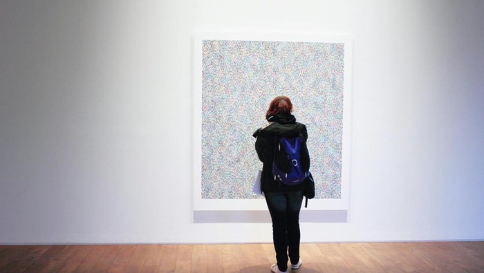 Pembangunan galeri seni di kawasan komunitas kecil bisa dilihat sebagai upaya 'artwashing' dan gentrifikasi.