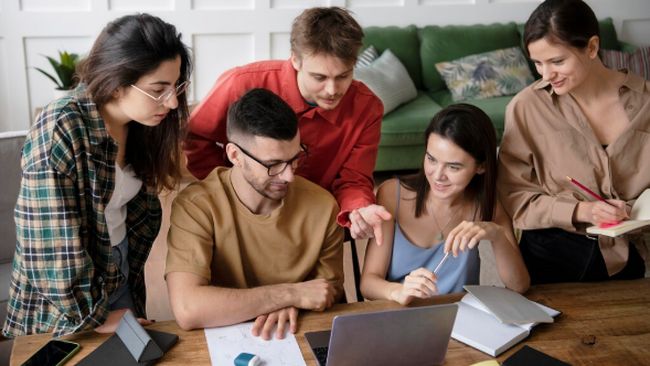 Gen Z buka suara soal mereka yang dicap lebih cepat dewasa sebelum waktunya. Menurut mereka, ini jadi konsekuensi lahir di tengah dunia digital.