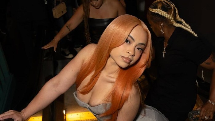 Ice Spice tampil standout dengan rambut pink beehive retro dan makeup lembut. Look playful tapi glamor ini bikin nuansa red carpet MTV 2025 makin fun./Foto: Instagram/icespice