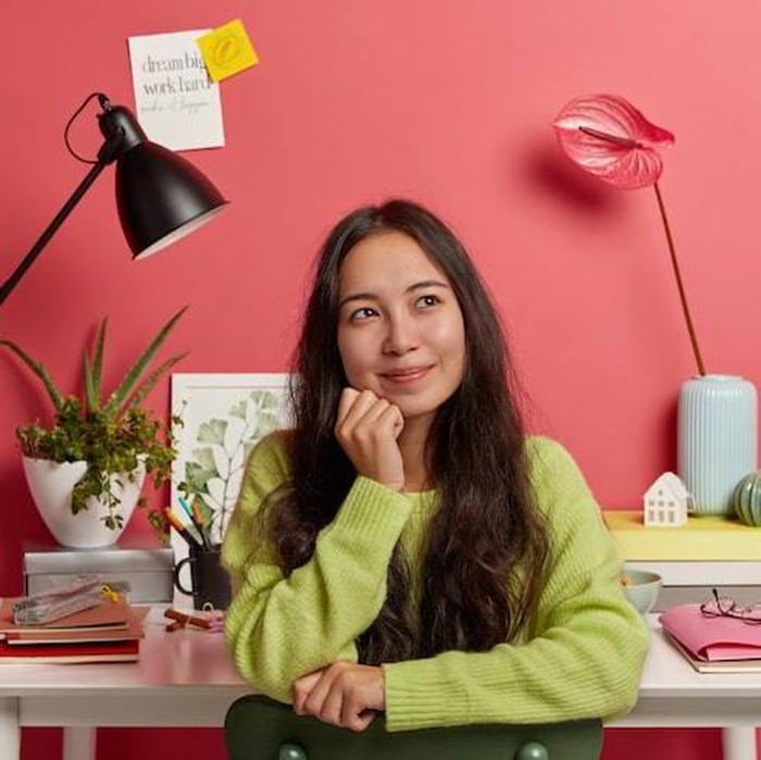 Menurut Daniel Goleman dalam konsep emotional intelligence, individu dengan kecerdasan emosional tinggi mampu mengenali, mengelola, dan mengekspresikan emosinya dengan tepat, sekaligus dapat memahami orang lain.