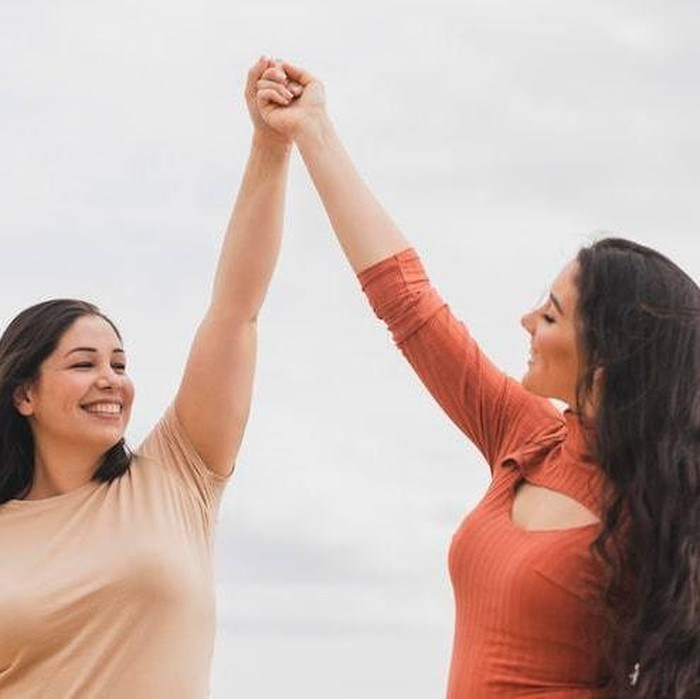 Perempuan independen menginspirasi orang lain dengan memberikan dorongan pada orang di sekitarnya untuk bisa maju bersama.

Hal ini karena adanya rasa percaya diri dan kestabilan yang cukup dari diri mereka, sehingga mereka tidak merasa terancam dengan pencapaian orang lain.