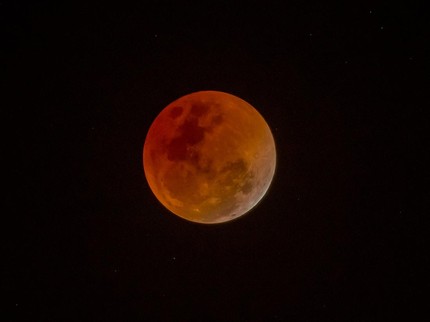 Indonesia Alami Blood Moon Tadi Malam, Kenapa Bulan Bisa Berwarna Merah Seperti Itu?