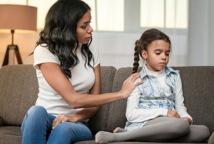 Jangan gunakan kemarahan untuk mengendalikan anak. Wajar merasa kesal saat anak melakukan kesalahan. Tapi, hindari mengatur perilakunya dengan amarah dan cobalah membantunya membangun empati dari sikap yang kamu lakukan kepadanya./ Foto: Freepik.com