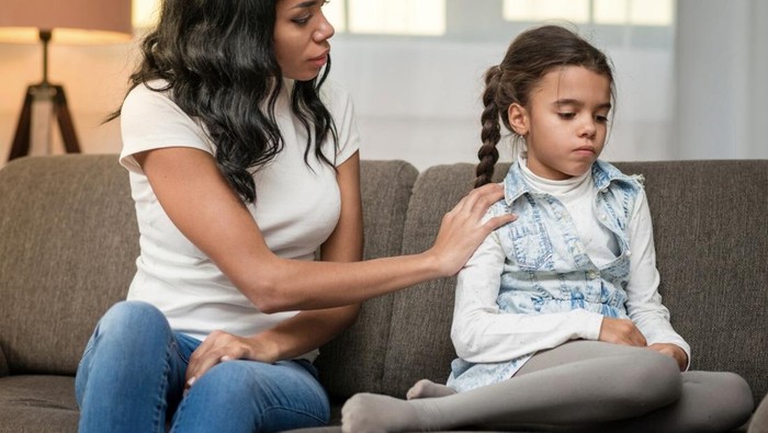 Jangan gunakan kemarahan untuk mengendalikan anak. Wajar merasa kesal saat anak melakukan kesalahan. Tapi, hindari mengatur perilakunya dengan amarah dan cobalah membantunya membangun empati dari sikap yang kamu lakukan kepadanya./ Foto: Freepik.com