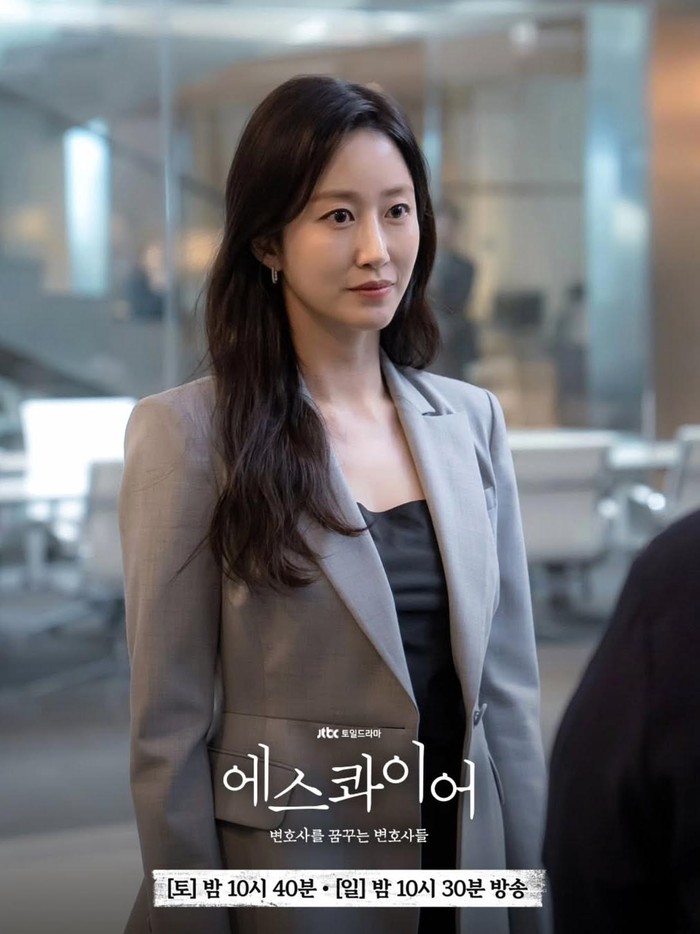 Jeon Hye Bin berperan sebagai pengacara di drama Beyond the Bar. Ia tampil awet muda di usia 40-an.