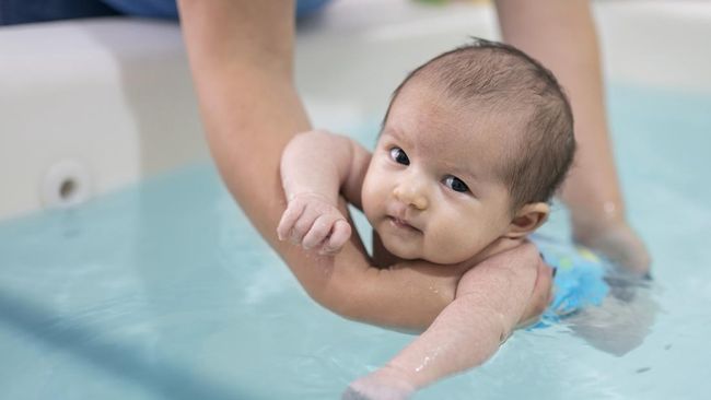 Kapan Sebenarnya Bayi Boleh Diajak Berenang?