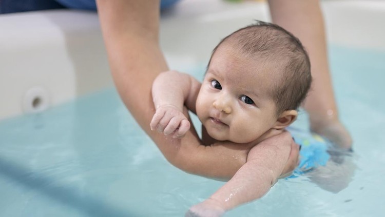 Kapan Sebenarnya Bayi Boleh Diajak Berenang? Kapan Sebenarnya Bayi Boleh Diajak Berenang?