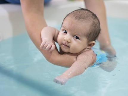 Kapan Sebenarnya Bayi Boleh Diajak Berenang?