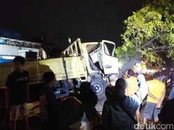 Tabrakan Karambol Libatkan Ertiga dan 2 Truk di Jogonalan Klaten
