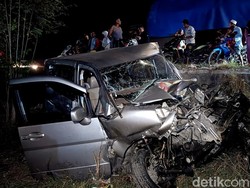 Terobos Pelintasan, Mobil di Probolinggo Remuk Ditabrak KA Ranggajati
