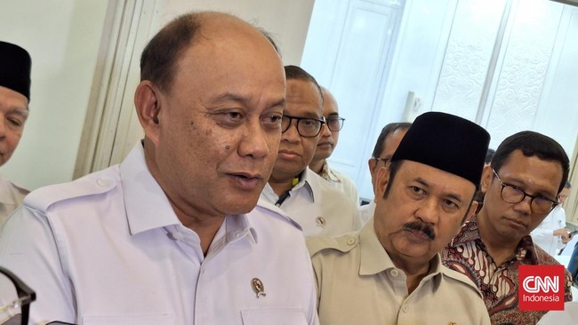 Bos Badan Gizi Nasional (BGN) Dadan Hindayana mengatakan nampan makan bergizi gratis diimpor karena produsen RI tak bisa mencukupi kebutuhan.