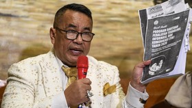Advokat senior Hotman Paris mengaku ada 'orang dekat Solo' minta agar videonya yang imbau aparat tak menahan Roy Suryo dan dr Tifa untuk dihapus.