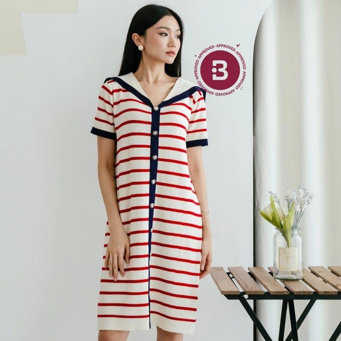 Memiliki detail sailor collar yang manis, knit dress ini memiliki material premium dan model midi dress yang cantik.