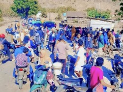 Blokade Jalan, Korban Banjir Bima Tagih Janji Pemkab-Pemprov NTB