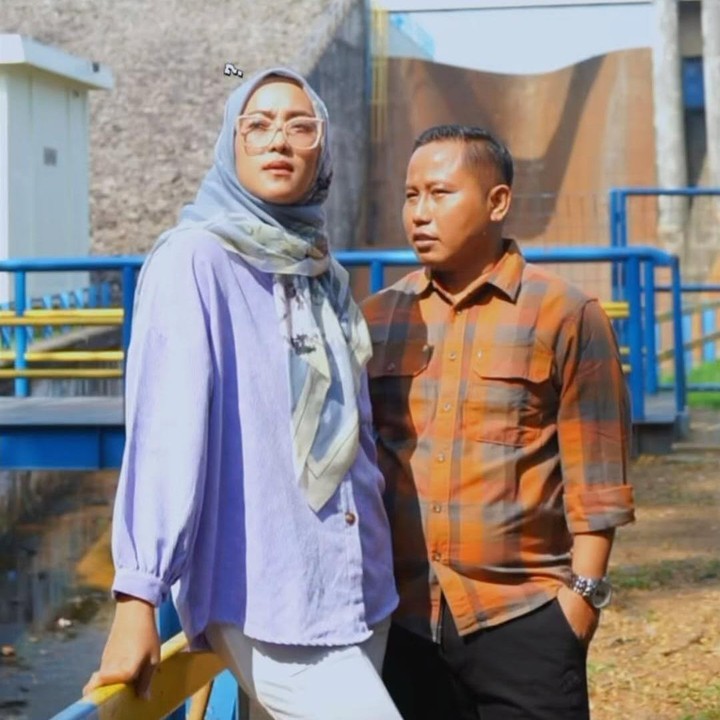 <p>Narji Cagur yang dulu akrab wara-wiri di layar kaca kini lebih banyak menghabiskan waktunya di perkebunan. Bersama dengan sang istri, komedian senior ini kini tengah asyik menekuni kehidupan barunya sebagai petani yang serius merawat lahan dan panennya. (Foto: Instagram @narji77)</p>