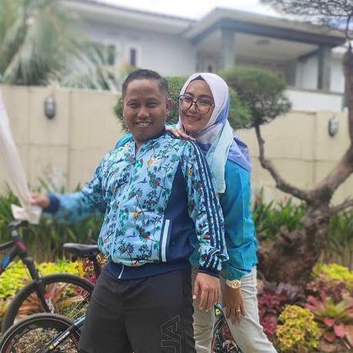 <p>Keputusan Narji menekuni pertanian tak lepas dari dukungan sang istri, Widiyanti. Kehadiran istri membuat Narji kini lebih fokus mengelola lahan dan menekuni bisnis agrikultur. Bahkan, ia blak-blakan menyebut bahwa dirinya memiliki tanah seluas 1.000 hektare, lho! (Foto: Instagram @narji77)</p>