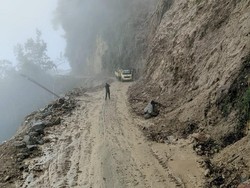 Longsor Lumpuhkan Jalan Trans Ende-Sikka NTT
