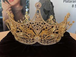 Mewahnya Mahkota Emas Kuning Miss Universe Indonesia 2025 Terinspirasi Batik