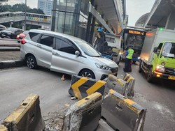 Kecelakaan Mobil Tabrak Pembatas Jalan, Lalin di Gatsu Arah Semanggi Macet