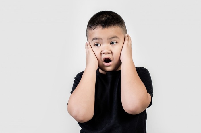 Mudahkan anak memahami emosi dengan memberi label pada perasaan. Melabeli perasaan membantu anak lebih mudah mengelola emosi. Dengan begitu, ia bisa semakin mengenali apa yang ia rasakan dan membantunya belajar menumbuhkan empati./ Foto: Freepik.com/Jcomp