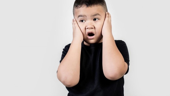 Mudahkan anak memahami emosi dengan memberi label pada perasaan. Melabeli perasaan membantu anak lebih mudah mengelola emosi. Dengan begitu, ia bisa semakin mengenali apa yang ia rasakan dan membantunya belajar menumbuhkan empati./ Foto: Freepik.com/Jcomp