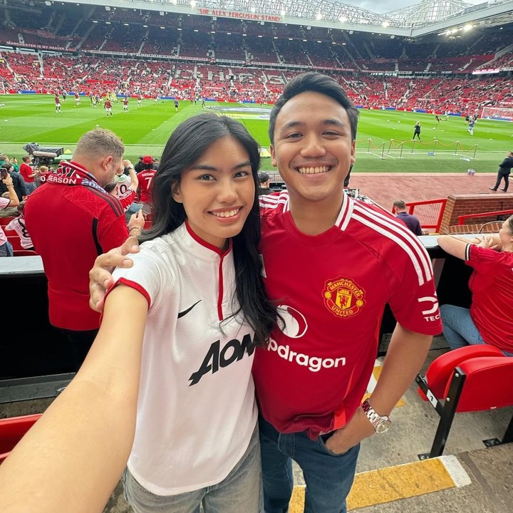 <p>Namira mengungkap bahwa sang suami punya impian sejak lama ingin menonton petandingan Manchester United secara langsung. Impian ini akhirnya terwujud setelah keduanya resmi menikah. "<em>throwback</em> nemenin <em>hubby</em> @auditya_fp menuhin salah satu impian dia dari kecil, <em>which is</em> nonton @manchesterunited di old trafford !! <em>alhamdullilah</em> menang jadi <em>moodnya</em> bagus sepanjang trip ini hihi. <em>bismillah</em> tsunami <em>trophy</em>," tulisnya. [Foto: Instagram @namiradjani]</p>