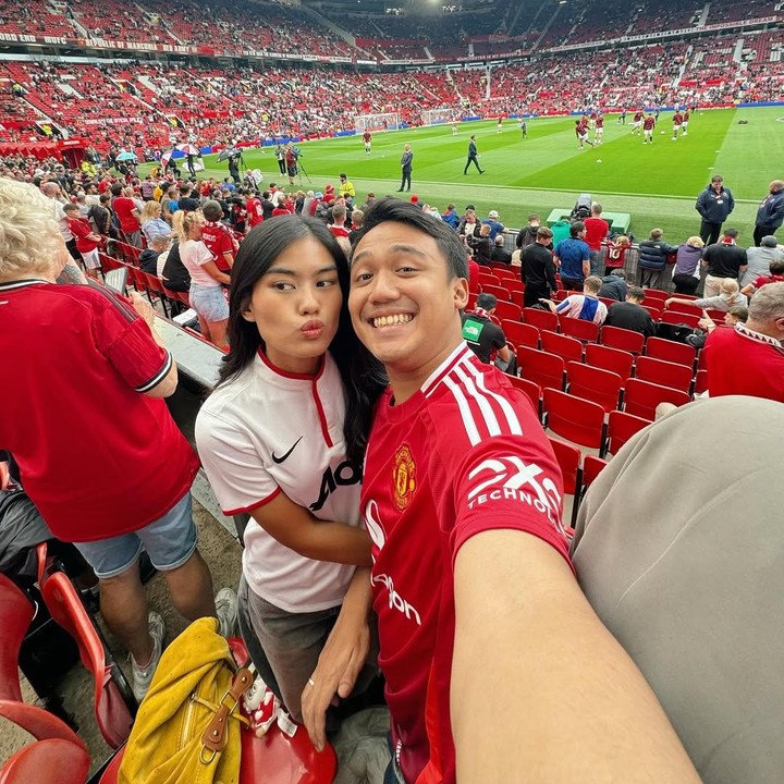 <p>Melalui unggahan di Instagram, Namira membagikan potret saat menemani suaminya menonton pertandingan klub sepak bola Manchester United di Old Trafford, Inggris. Suami Namira tampak mengenakan kaus merah jersey klub sepak bola favoritnya ini. Sedangkan, Namira terlihat mengenakan jersey berwarna putih. [Foto: Instagram @namiradjani]</p>