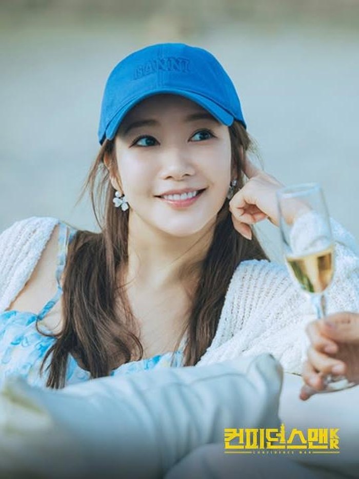 Confidence Queen merupakan proyek comeback dari Park Min Young. Kali ini, sang aktris berperan sebagai penipu jenius bernama Yoon Yi Rang.