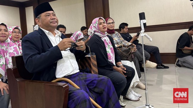 Subhan menggugat Wapres Gibran Rp125 triliun karena tidak memiliki ijazah SMA. Gugatan ini juga menyasar keabsahan jabatan Gibran sebagai Wapres.