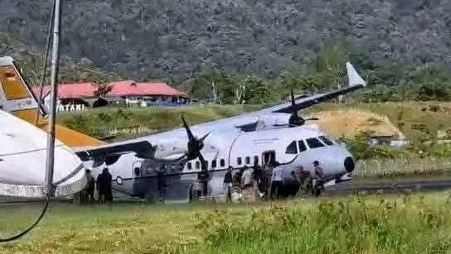 Pesawat CN-235 TNI Angkatan Udara dengan tail number AI-2318 dilaporkan mengalami kendala teknis saat melakukan pendaratan dalam operasi di Bandara Oksibil.
