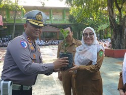 Polantas Turun ke SMA di Riau: Ajak Tanam Pohon dan Bagi-bagi Helm