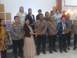 Wujudkan Green Policing, Polda Riau Beri Bibit Pohon di Gereja Pekanbaru