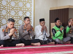 Polres Jakbar Doa Bersama Jaga Jakarta, Bagikan Obat dan Vitamin Buat Ojol