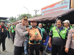 Perkuat Silaturahmi dengan Ojol, Polres Bekasi Kota Bagikan 150 Paket Sembako
