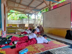 Potret Pilu SDN Tegal Benteng: Dinding Retak hingga Atap Bocor