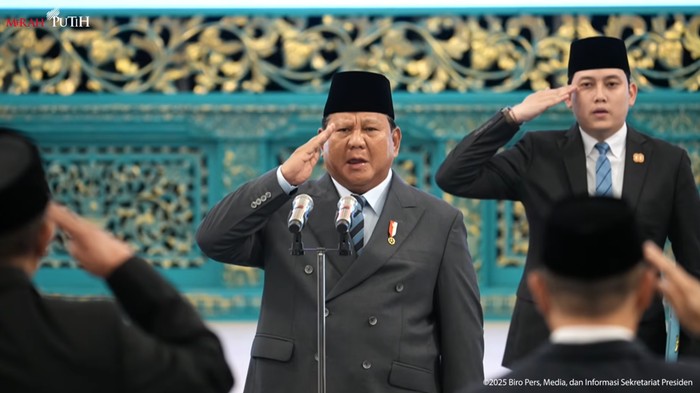 Presiden Prabowo Subianto resmi mengumumkan reshuffle Kabinet Merah Putih, termasuk mengganti Sri Mulyani Indrawati dari kursi Menteri Keuangan.