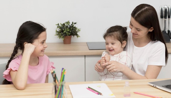 Puji perilaku yang penuh empati. Ketika anak berbuat baik, beri tahu apa yang ia lakukan. Sebutkan dan pujilah perilakunya dengan jelas agar ia memahami kebaikannya./ Foto: Freepik.com