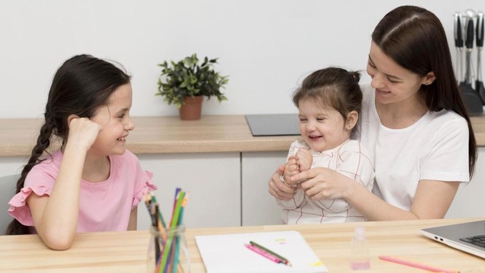 Puji perilaku yang penuh empati. Ketika anak berbuat baik, beri tahu apa yang ia lakukan. Sebutkan dan pujilah perilakunya dengan jelas agar ia memahami kebaikannya./ Foto: Freepik.com