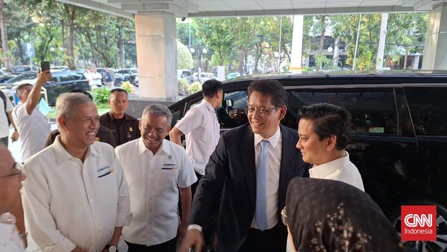Istilah kulonuwun merupakan ungkapan yang biasa dipakai oleh masyarakat Jawa jika bertemu atau suatu permohonan izin masuk ke rumah orang lain.