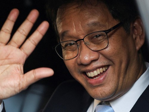 Indonesia's newly appointed Finance Minister Purbaya Yudhi Sadewa waves to journalists following his inauguration at the Presidential Palace in Jakarta, Indonesia, September 8, 2025. REUTERS/Willy Kurniawan