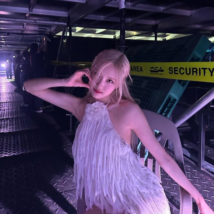 Rose BLACKPINK memperoleh penghargaan Song of the Year di MTV VMA 2025. Penghargaan tersebut ia peroleh atas salah satu lagu hitsnya, APT yang dinyanyikan bersama Bruno Mars.