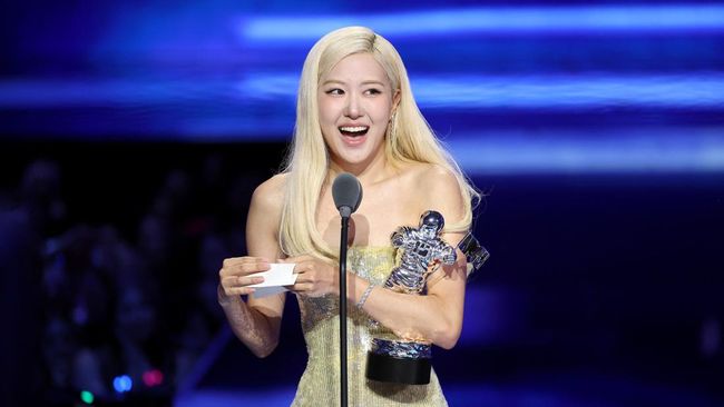 APT. menjadi pemenang Song of the Year MTV Video Music Awards 2025 dan jadi rekor baru Rose BLACKPINK.