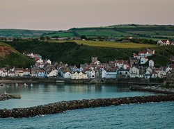 Runswick Bay: Ramai Saat Liburan, Sunyi Bak Kota Mati Setelahnya